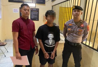 KA (19), tersangka pengeroyokan seorang pelajar di Jaten, Karanganyar, diamankan anggota Sat Reskrim Polres Karanganyar, Jumat (23/5/2025)