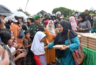 Persit KCK Cab XVI Dim Ponorogo dan Siswa TK Kartika IV-20 Bagi Bagi Takjil