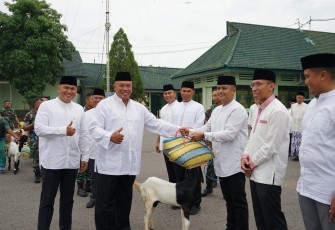 Safari Ramadan Pangdam V/Brawijaya bersama dengan prajurit, ASN dan Persit Korem 081/DSJ diwarnai dengan pemberian satu ekor kambing dan sepasang ayam kepada para Dandim dan Danyon di jajaran Korem 081/DSJ, bertempat di Halaman Makorem