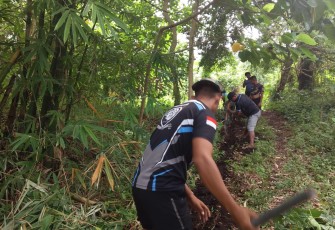 Satgas TMMD Kodim 1310/Bitung saat melakukan pemasangan pipanisasi manunggal air