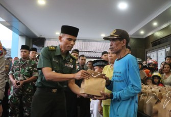 Kodim 0807 dan Polres Tulungagung Bagikan Takjil kepada Masyarakat