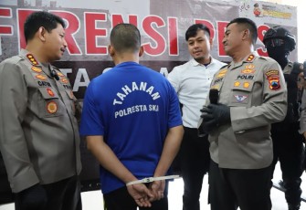  BTN (30), tersangka begal payudara di Jagalan, Solo, saat dihadirkan dalam konferensi pers di Mapolresta Surakarta, Senin (21/04/2025)