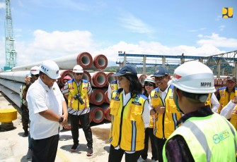 Wakil Menteri Pekerjaan Umum (PU) Diana Kusumastuti meninjau kesiapan infrastruktur jalan tol Trans Sumatera untuk menghadapi arus mudik dan arus balik Lebaran 2025, Jumat (14/3)