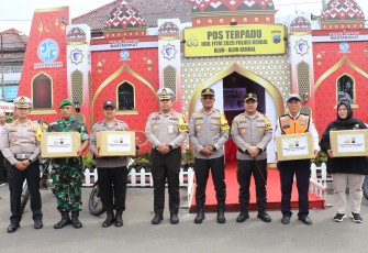 Wakapolda Jateng Tinjau Kesiapan Pengamanan Operasi Ketupat Candi 2025 di Pos Terpadu Alun-Alun Kendal