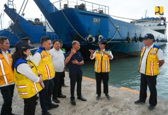 Wakil Menteri Pekerjaan Umum (PU) Diana Kusumastuti melakukan peninjauan untuk memastikan kesiapan ruas jalan tol Tangerang-Merak beserta rest areanya serta sejumlah ruas jalan akses menuju Pelabuhan Merak, Pelabuhan Bojonegara, dan Pelabuhan Ciwandan di Banten pada Senin (17/3/2025)