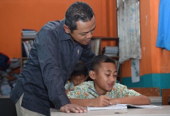 Sekolah Dasar Islam Terpadu (SDIT) Al Falah di Kabupaten Sukabumi, Kota Sukabumi, menerapkan inisiatif kebijakan unik bagi para siswanya, yaitu kebiasaan tidur siang setelah makan siang. Kebijakan ini menarik perhatian Wakil Menteri Pendidikan Dasar dan Menengah (Wamendikdasmen), Fajar Riza Ul Haq, saat melakukan kunjungan kerja ke sekolah tersebut pada Kamis (20/2)