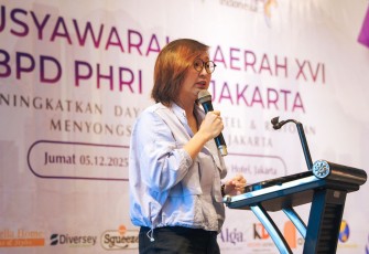 Wakil Menteri Ekonomi Kreatif, Irene Umar, memberi sambutan dalam Musyawarah Daerah (Musda) XVI Badan Pimpinan Daerah Perhimpunan Hotel dan Restoran Indonesia (BPD PHRI) DKI Jakarta yang diselenggarakan di Hotel Aston City, Jakarta, Jumat (5/12/2025).