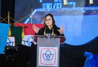 Wakil Menteri Ekonomi Kreatif, Irene Umar, menjadi pembicara dalam Wisuda ke-21 President University di President University di Cikarang, Bekasi, Minggu (14/12/2025).