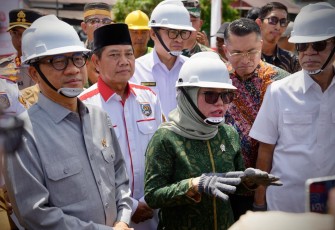 Wamenkop Farida Farichah saat melakukan peletakan batu pertama pembangunan fisik gerai, pergudangan dan kelengkapan Koperasi Desa Merah Putih Bontomate'ne, di Kabupaten Maros, Sulawesi Selatan, Selasa (02/12).