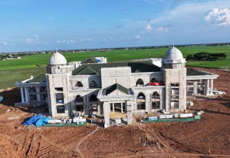 Wakil Menteri Pekerjaan Umum (PU) Diana Kusumastuti mendampingi Wakil Presiden (Wapres) RI Gibran Rakabuming Raka meninjau pembangunan Universitas Syeikh Nawawi Banten, Kamis (06/03/2025)