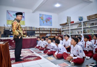 Wakil Menteri Pendidikan Dasar dan Menengah (Wamendikdasmen), Atip Latipulhayat, meninjau langsung proses Pembelajaran Mendalam (PM) di berbagai mata pelajaran, Senin (23/2)