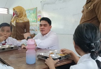 Anggota Komisi E DPRD Jatim Cahyo Harjo Prakoso saat sidak salah satu MBG di SDN di Surabaya 