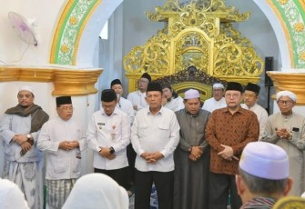 Gubernur Ansar saat Hadiri Haul Syekh Syihabuddin di Pulau Penyengat, Ribuan Jemaah Tiga Negara Padati Masjid Sultan Riau