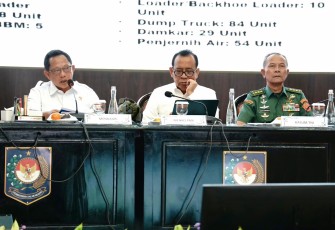 Kasum TNI Letjen TNI Richard Tampubolon selaku Wakil Ketua I Satuan Tugas (Satgas) Percepatan Rehabilitasi dan Rekonstruksi saat menghadiri konferensi pers percepatan pelaksanaan rehabilitasi dan rekonstruksi pascabencana alam di wilayah Sumatera, bertempat di Ruang Sasana Bhakti Praja, Gedung C Lantai 3 Kementerian Dalam Negeri, Jakarta Pusat, Rabu (11/2/2026).