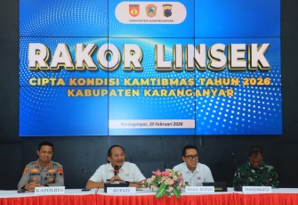 Rapat koordinasi lintas sektor di Ruang Antorium Rumah Dinas Bupati Karanganyar, Jumat (20/2/2026).