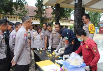 Sie Propam Dan Sie Dokkes saat Adakan Test Urine Mendadak Terhadap Seluruh PJU Polres Oku Timur