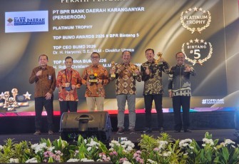 Bank Daerah Karanganyar sukses memboyong penghargaan Platinum Trophy dalam ajang bergengsi TOP BUMD Awards 2026 di Hotel Raffles, Jakarta, Senin (13/4/2026). (Foto: Istimewa).