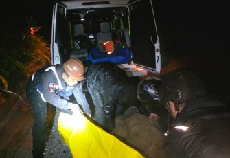 evakuasi menggunakan tandu menuju jalan poros MP 69.
