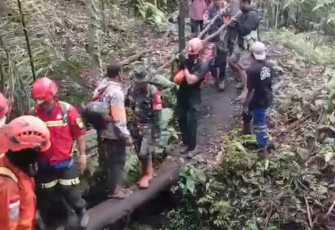Proses evakuasi jenazah korban erupsi gunung api Dukono oleh tim SAR Gabungan di Kabupaten Halmahera Utara, Maluku Utara, Sabtu (9/5).  Sumber: BPBD Kabupaten Halmahera Utara