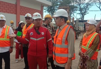 Bupati Jember Muhammad Fawait atau Gus Fawait saat meninjau pembangunan Sekolah Rakyat di Jember Sport Garden (JSG), Ajung, Kamis (9/7/2026).