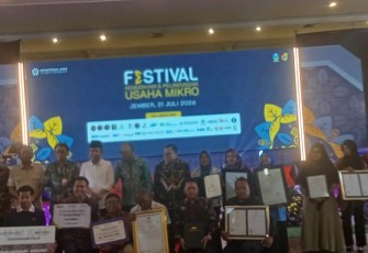 Foto bersama dalam acara Festival Usaha Mikro Kementerian UMKM 
