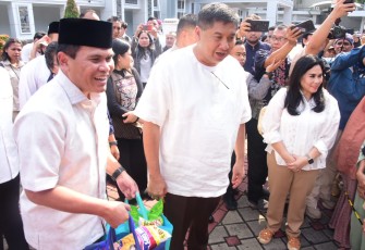 Kasal Laksamana TNI Dr. Muhammad Ali dan Menteri PKP Maruarar Sirait saat Bagikan Sembako dan Daging Pada Warga Menteng Tenggulun di Wisma Elang Laut, Menteng, Jakarta Pusat, Rabu (18/3).
