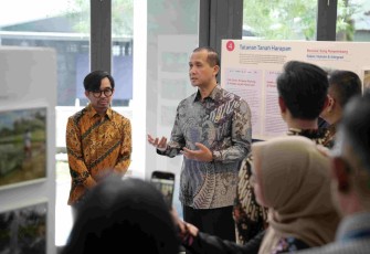 Menteri Transmigrasi M. Iftitah Sulaiman Suryanagara dalam Pembukaan Pameran Ekspedisi Patriot ITB 2025 yang digelar di Gedung Center for Arts, Design and Language (CADL), Institut Teknologi Bandung (ITB), Senin (23/2)