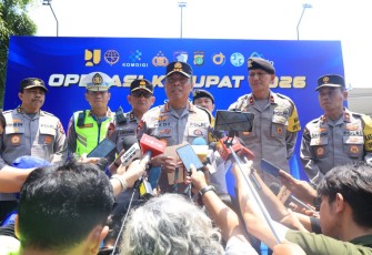Wakapolri Komjen. Pol Dedi Prasetyo saat meninjau Command Center KM 29 Tol Jakarta–Cikampek dalam rangka pelaksanaan Operasi Ketupat 2026 Hari Sabtu (14/03).