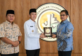 Bupati Bolsel Iskandar Kamaru saat bertemu dengan Wakil Menteri Transmigrasi Viva Yoga Mauladi, Gedung C, Kantor Kementerian Transmigrasi (Kementrans), Kalibata, Jakarta, (4/3).