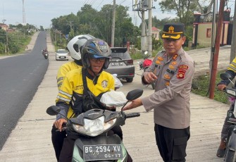 Kapolres Oku Timur, AKBP Adik Listiyono. S, I. K,. M, H., saat Berbagi Takjil