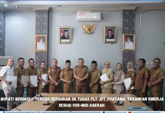 Bupati Bengkulu Tengah, Drs. Rachmat Riyanto, S.T., M.AP Serahkan SK Tugas Plt JPT Pratama