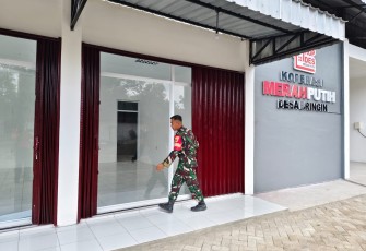 Gotong Royong Babinsa dan Warga