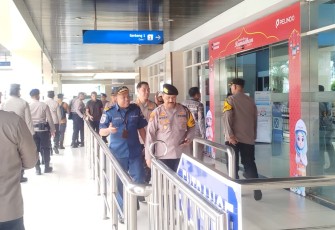 Karoops Polda Jatim Kombes Pol Nurhandono memimpin langsung pengecekan Pos Terpadu Operasi Ketupat Semeru 2026
