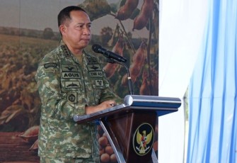  Panglima TNI Jenderal Agus Subiyanto saat memberikan sambutan pada acara panen raya kedelai di Desa Ngundikan, Kecamatan Wilangan, Kabupaten Nganjuk, Kamis (14/5/2026)