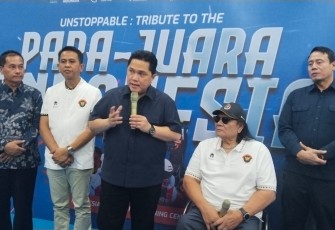 Menpora Erick Thohir menyampaikan pidato saat kunjungan ke TC NPC Indonesia di Kabupaten Karanganyar, Sabtu (14/2/2026)
