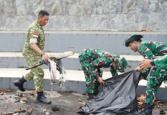 Kasdam XIII/Merdeka Brigjen TNI Yustinus Nono Yulianto saat turut serta membersihkan sampah di kawan Manado Beach Walk II, Kec. Malalayang Kota Manado