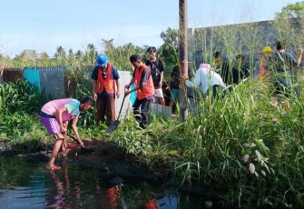 Warga Kelurahan Tanjung Merah bersama Babinsa Koramil 01 Kodim 1310/Bitung saat melaksanakan kerja bakti