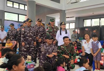 Pangkoarmada RI saat peninjauan langsung ke wilayah terdampak di Desa Bahu.