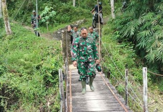 Dandim 0801/Pacitan Letkol Arh Imam Musahirul meninjau lokasi pembangunan jembatan gantung, Sabtu (3/1)