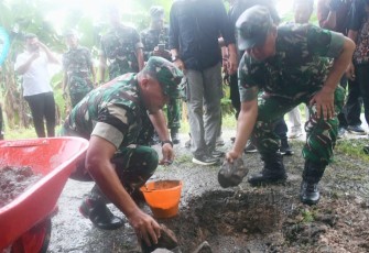 Danrem 081/DSJ Kolonel Arm Untoro Hariyanto saat peletakan batu pertama pembangunan jembatan gantung di Nganjuk, Sabtu (10/1)