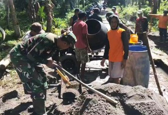 Pengecoran jembatan perintis di wilayah desa binaan 