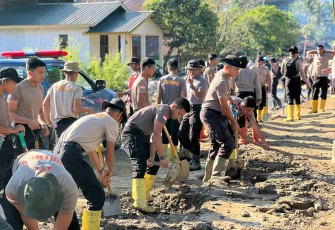 Pembersihan material banjir bandang