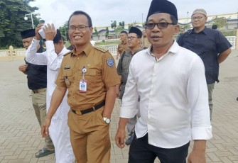 Camat Tapos Drs Jarkasih bersama Ustadz Andi saat mendampingi kunjungan Wali Kota Depok Supian Suri di Masjid Dhuyufur Rahman, Jatijajar, Kota Depok, Senin (19/1)