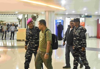 Ir Kodaeral IX Kolonel Mar Eko Priyo Handoyo saat menyambut Tim Itjen TNI di bandara Pattimura Kota Ambon, Senin (2/2)