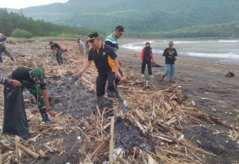 Bersihkan sampah di Pantai Puger, Jember