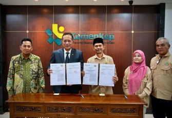 Menkop Ferry Juliantono MoU bersama Serikat Petani Indonesia di Jakarta, Kamis (5/2)