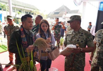 Danrem 083/Bdj Kolonel Inf Kohir dampingi anggota Komisi I DPR RI meninjau stand UMKM Korem 083/Bdj, Jum'at (6/2)