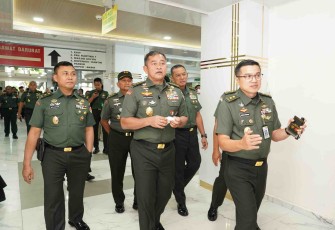 Kasad Jenderal TNI Maruli Simanjuntak menerima pemaparan saat meninjau RSPAD Gatot Subroto Jakarta, Senin (23/2)