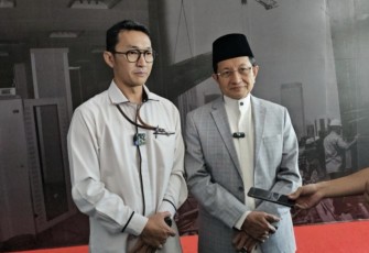 Menag Nasaruddin Umar bersama jubir KPK saat memberikan keterangan pers di Jakarta, Senin (23/2)