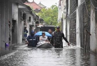 Evakuasi warga terjebak banjir 